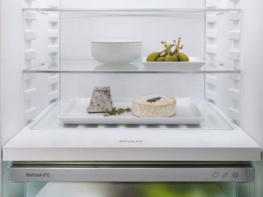 Встраиваемый однокамерный холодильник Liebherr IRBSd 5120-22 001 BioFresh, белый фото 13